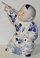 Porzellan Figur: Junge beim Drachensteigen /
                  Porcelain Figurine: Boy Flying a Kite