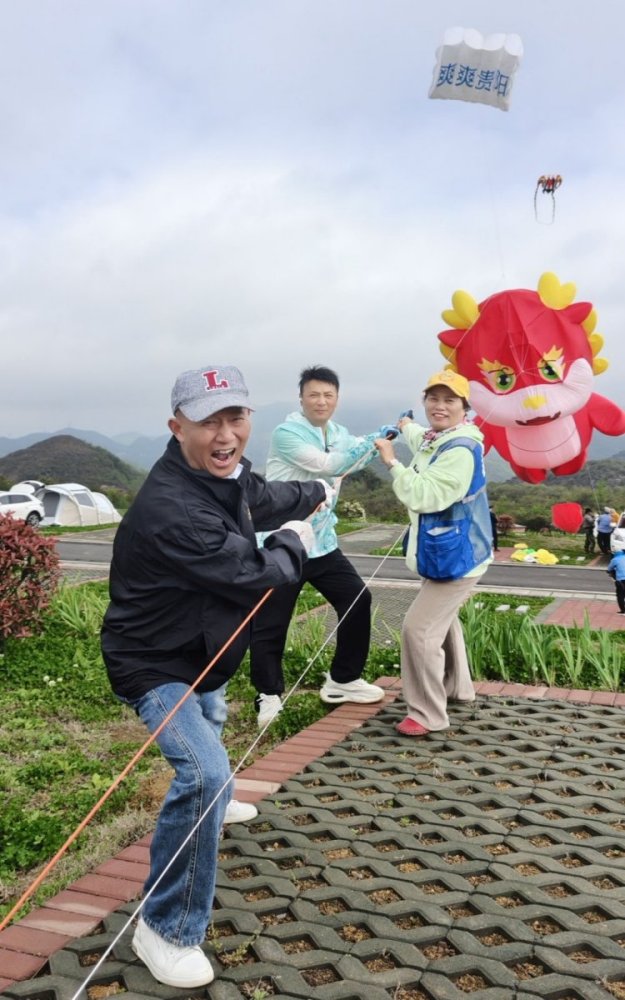 HUANG Long, HUANG YunFen and MiaoMiao with Mascot
                  LionCubKite