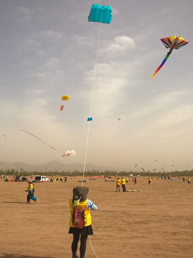 HUANG
                    YunFen managing a Lifter Kite at BaLiHe