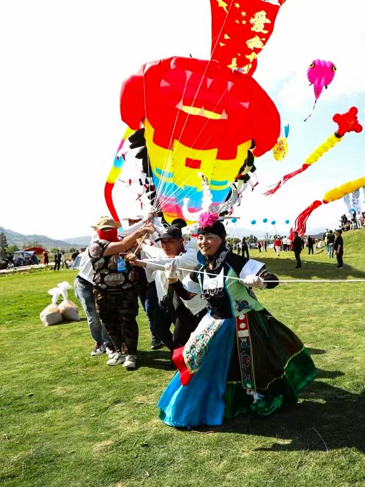 HUANG
                  YunFen Flying Kites in Traditiona Costume
