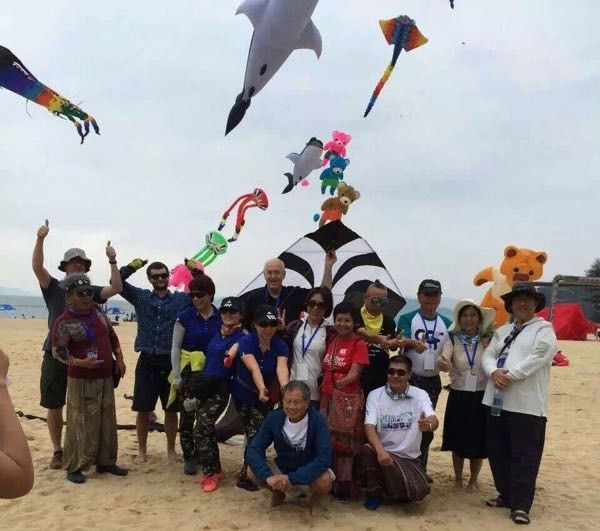 United-Kites Team with Friends