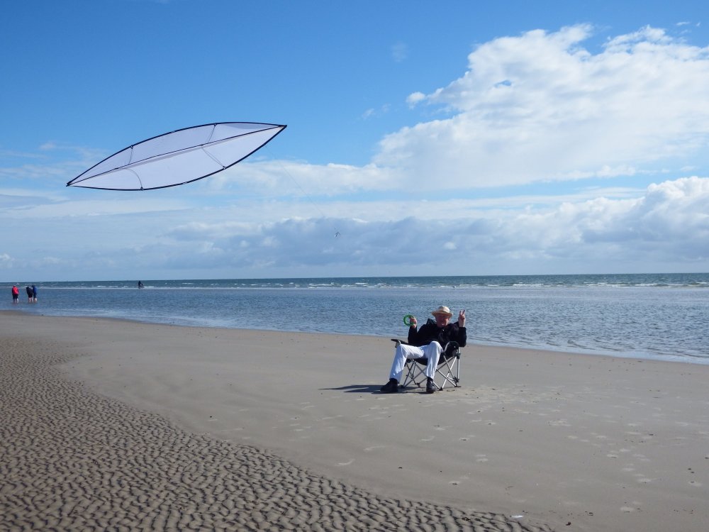 Sentinel ("Grain of Rice") Kiteflying
                    in a Relaxed Athomosphere